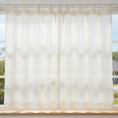 Caroline_feher_ablakon_original