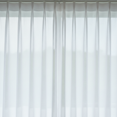 Heni_ablakon_feher_original