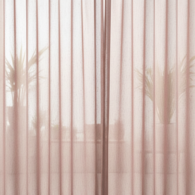 Heni_rozsaszin_ablakon_original