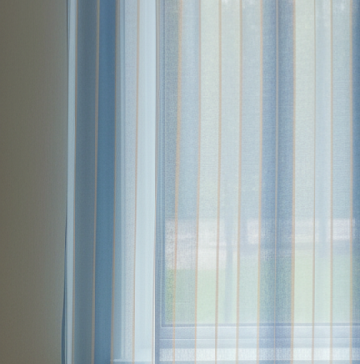 lapfuggony_kek_ablakon_original