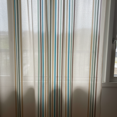 Lapfuggony_csikos_szines_ablaknal_original