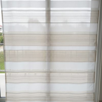 Lapfuggony_feher-krem_ablak_elott.jpg_original